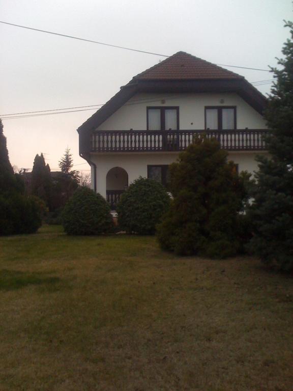 Ilona Panzio Hotel Балатонлеле Екстериор снимка