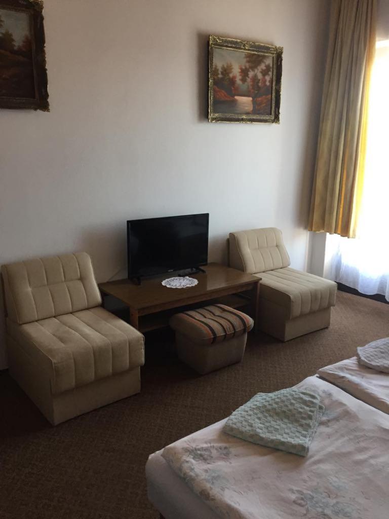 Ilona Panzio Hotel Балатонлеле Екстериор снимка
